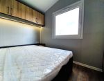Casa móvil «Samos 2» 10×3,5 m – diseño moderno con 3 dormitorios (cocina negro mate y madera)