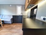 Casa móvil «Samos 2» 10×3,5 m – diseño moderno con 3 dormitorios (cocina negro mate y madera)