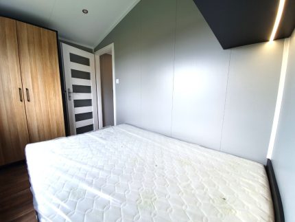 Casa móvil «Samos 2» 10×3,5 m – diseño moderno con 3 dormitorios (cocina negro mate y madera)