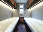 Casa móvil «Samos 2» 10×3,5 m – diseño moderno con 3 dormitorios (cocina negro mate y madera)