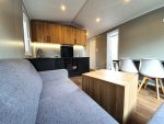 Casa móvil «Samos 2» 10×3,5 m – diseño moderno con 3 dormitorios (cocina negro mate y madera)