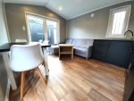 Casa móvil «Samos 2» 10×3,5 m – diseño moderno con 3 dormitorios (cocina negro mate y madera)