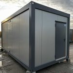Contenedor sanitario 20 pies usado (6×2,4 m) – bloque de 6 duchas con caldera de 300 l y lavandería