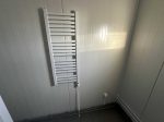 Contenedor sanitario 20 pies usado (6×2,4 m) – bloque de 6 duchas con caldera de 300 l y lavandería