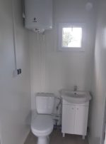 Contenedor sanitario vestuario 6×2,9 m – doble entrada con ducha y 2 inodoros (aislamiento 100 mm)