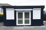 Módulo comercial 29,4 m² (6×4,9 m) – tienda prefabricada aislada con persianas y calefacción