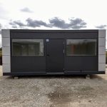 Pabellón modular de oficina 3x6 m (18 m²) – acristalado con puerta de cristal (nuevo y aislado)
