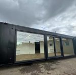 Contenedor modular 40 pies oficina/cantina – diseño «Black Edition» con amplios ventanales (antivandalismo)