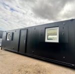 Contenedor modular 40 pies oficina/cantina – diseño «Black Edition» con amplios ventanales (antivandalismo)