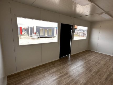 Pabellón modular de oficina 3x6 m (18 m²) – acristalado con puerta de cristal (nuevo y aislado)