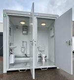 Contenedor sanitario doble 2,4×1,5 m – entradas separadas (WC + urinario) – aislamiento 100 mm