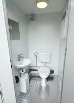 Contenedor sanitario doble 2,4×1,5 m – entradas separadas (WC + urinario) – aislamiento 100 mm
