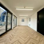 Contenedor modular 40 pies oficina/cantina – diseño «Black Edition» con amplios ventanales (antivandalismo)