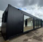 Contenedor modular 40 pies oficina/cantina – diseño «Black Edition» con amplios ventanales (antivandalismo)