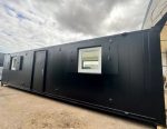 Contenedor modular 40 pies oficina/cantina – diseño «Black Edition» con amplios ventanales (antivandalismo)