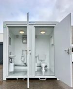Contenedor sanitario doble 2,4×1,5 m – entradas separadas (WC + urinario) – aislamiento 100 mm