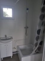 Contenedor sanitario vestuario 6×2,9 m – doble entrada con ducha y 2 inodoros (aislamiento 100 mm)