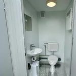 Contenedor sanitario doble 2,4×1,5 m – entradas separadas (WC + urinario) – aislamiento 100 mm