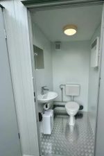 Contenedor sanitario doble 2,4×1,5 m – entradas separadas (WC + urinario) – aislamiento 100 mm