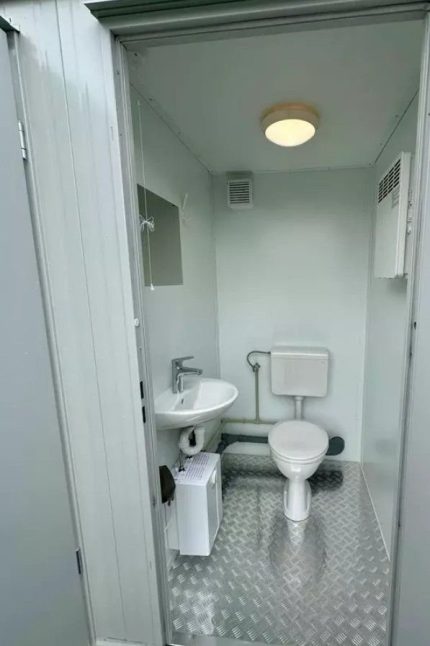 Contenedor sanitario doble 2,4×1,5 m – entradas separadas (WC + urinario) – aislamiento 100 mm
