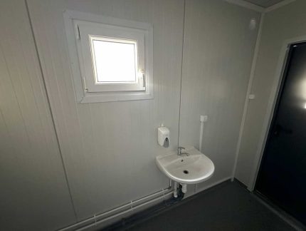Contenedor sanitario 20 pies usado (6×2,4 m) – bloque de 6 duchas con caldera de 300 l y lavandería