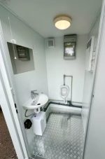 Contenedor sanitario doble 2,4×1,5 m – entradas separadas (WC + urinario) – aislamiento 100 mm