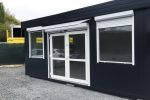 Módulo comercial 29,4 m² (6×4,9 m) – tienda prefabricada aislada con persianas y calefacción