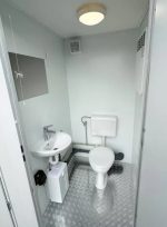 Contenedor sanitario doble 2,4×1,5 m – entradas separadas (WC + urinario) – aislamiento 100 mm