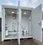 Contenedor sanitario doble 2,4×1,5 m – entradas separadas (WC + urinario) – aislamiento 100 mm