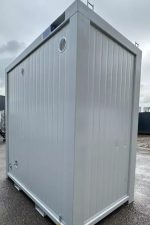 Contenedor sanitario doble 2,4×1,5 m – entradas separadas (WC + urinario) – aislamiento 100 mm