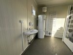 Contenedor sanitario 20 pies usado (6×2,4 m) – bloque de 6 duchas con caldera de 300 l y lavandería