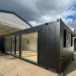 Contenedor modular 40 pies oficina/cantina – diseño «Black Edition» con amplios ventanales (antivandalismo)