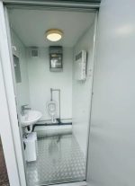 Contenedor sanitario doble 2,4×1,5 m – entradas separadas (WC + urinario) – aislamiento 100 mm