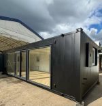 Contenedor modular 40 pies oficina/cantina – diseño «Black Edition» con amplios ventanales (antivandalismo)
