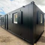 Contenedor modular 40 pies oficina/cantina – diseño «Black Edition» con amplios ventanales (antivandalismo)