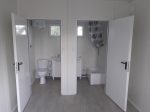 Contenedor sanitario vestuario 6×2,9 m – doble entrada con ducha y 2 inodoros (aislamiento 100 mm)