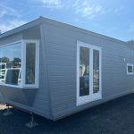 Casa móvil «Chalet Wood Gray» 10,8 x 3,7 m – diseño moderno con bow window y doble entrada