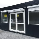 Módulo comercial 29,4 m² (6×4,9 m) – tienda prefabricada aislada con persianas y calefacción