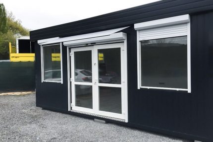 Módulo comercial 29,4 m² (6×4,9 m) – tienda prefabricada aislada con persianas y calefacción