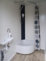 Contenedor sanitario doble 2,5 m x 2 m – 2 entradas independientes (WC + ducha) – aislado