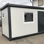 Contenedor oficina y vivienda 4×2,2 m con baño y ducha – aislamiento 7,5 cm (puerta Hörmann)