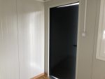 Contenedor oficina y vivienda 4×2,2 m con baño y ducha – aislamiento 7,5 cm (puerta Hörmann)