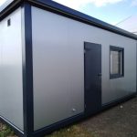 Contenedor oficina monobloque 18 m² (6x3 m) con baño – aislamiento premium 100 mm (uso 4 estaciones)