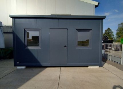 Contenedor oficina monobloque 18 m² (6x3 m) con baño – aislamiento premium 100 mm (uso 4 estaciones)