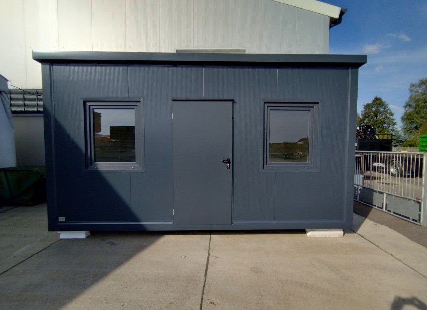 Contenedor oficina monobloque 18 m² (6x3 m) con baño – aislamiento premium 100 mm (uso 4 estaciones) Contenedor oficina monobloque 18 m² (6x3 m) con baño – aislamiento premium 100 mm (uso 4 estaciones)