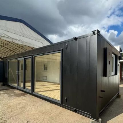 Contenedor modular 40 pies oficina/cantina – diseño «Black Edition» con amplios ventanales (antivandalismo)