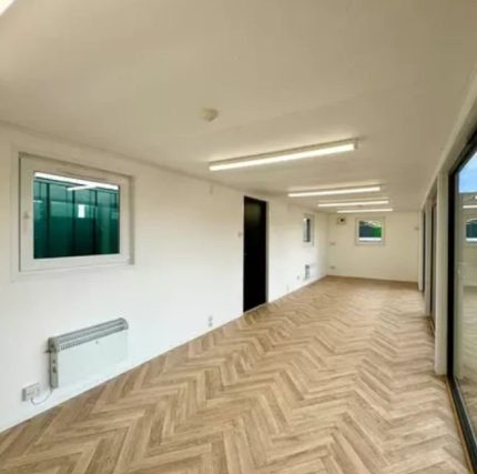 Contenedor modular 40 pies oficina/cantina – diseño «Black Edition» con amplios ventanales (antivandalismo)
