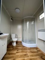 Contenedor sanitario 2x2 m con ducha y depósito – baño móvil completo (aislado y con calefacción)