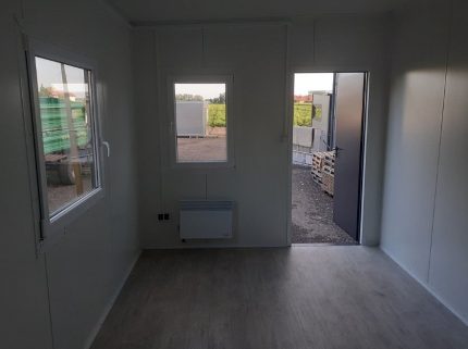 Contenedor sanitario vestuario 6×2,9 m – doble entrada con ducha y 2 inodoros (aislamiento 100 mm)