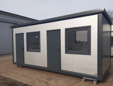 Contenedor social 21 m² (7x3 m) – vestuario con WC y calefacción (aislamiento premium 100 mm)